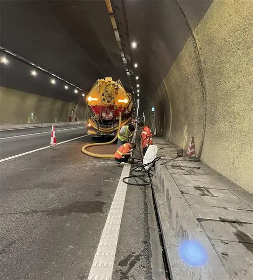 木鱼镇隧道排水渠清淤